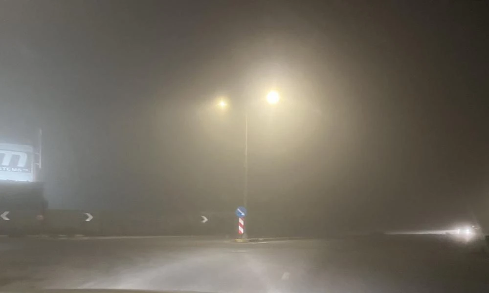 Πυκνή ομίχλη έχει σκεπάσει πολλές περιοχές της Λάρισας – Με δυσκολία οι μετακινήσεις